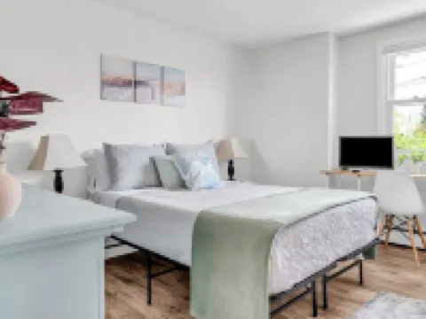 Great Hammcock Getaway, cozy home, hot tub, fire pit, beaches nearby. Hotels in Old Saybrook