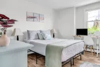 Great Hammcock Getaway, cozy home, hot tub, fire pit, beaches nearby.