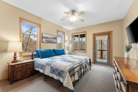 Lakefront Home-NEW Hot Tub- Water Access from Yard-Kayaks-Patio-Game Room