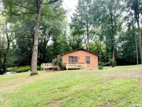Relaxing Creekside Retreat - Firepit, Outdoor Dining, Creek View, Sleeps 4
