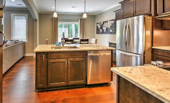 Downtown Townhome Walk to Dine and Shop on Broad St
