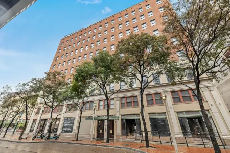 The Maverick, powered by Placemakr - River Walk