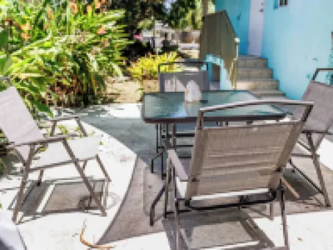Spacious Family Retreat: Terrace, Inground Pool, Solar Power, Wi-fi, Pool Table Hotels in Pole Ojea