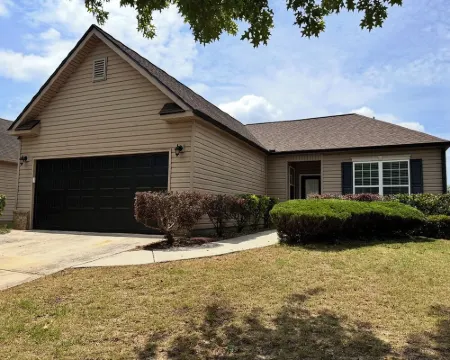 Charming 3-bedroom house in small-town Byron with WiFi, AC, and patio seating. Hoteles en Byron