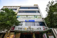 FabHotel The Grand Paradise - Electronic city metro station Hotel di Indirapuram