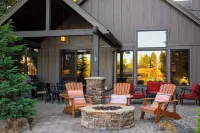 Klamath by AvantStay Premier Lakeside Cabin w Spa Fire Pit Lake Views