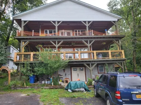 Elmhurst House/ Town-House - Gnd Floor - 3Bd Catskill Mtn View