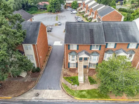 Five Points Dawg Crib on Campus Отели в г. Атенс