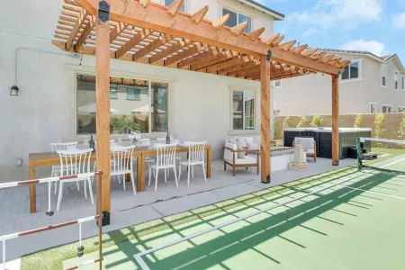 Charming 7-bedroom house Pickleball+Spa+Pool+BBall+13Beds