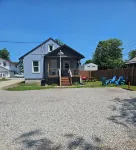 Linny's GOTL Cottages "Blue Pearl" 3-bedroom house on the strip in GOTL, spire