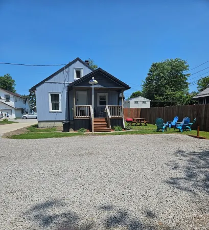 Linny's GOTL Cottages "Blue Pearl" 3-bedroom house on the strip in GOTL, spire