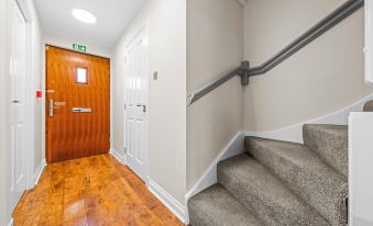 Modern 5 Bedroom Townhouse with Free Parking