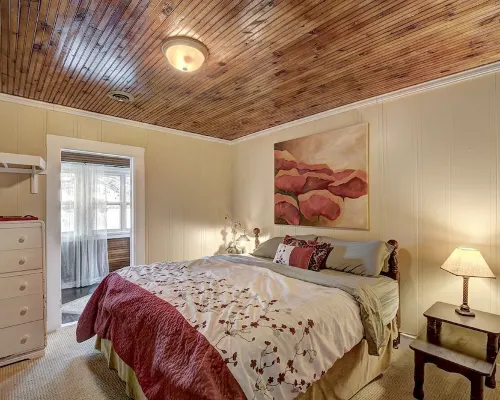 INCREDIBLE 8br 4ba Log House, Big St Germain Lake, Outdoor Covered Bar, Beach Hotels in St. Germain