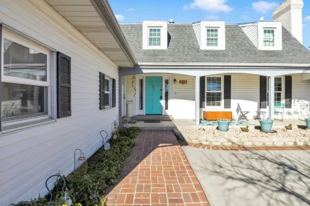 Spacious Country Style Home with Gourmet Kitchen, perfect for large groups!