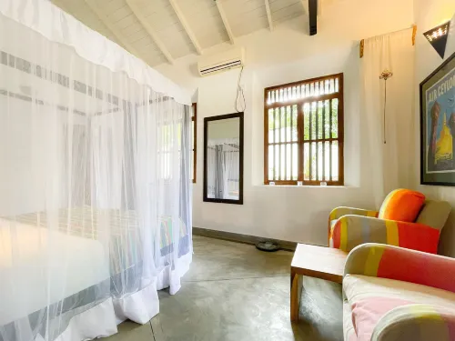 3-Bedroom Lakeside Villa with Pool in Ahangama فنادق في كوجالا