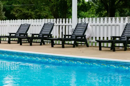 Sparkling Pool and Timeless Charm - Spacious Southern Mansion Отели в г. Elmore County