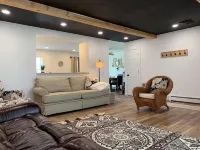 Hot Tub, Fire Pit and Backyard Games - Charming Oasis فنادق في Middlebury