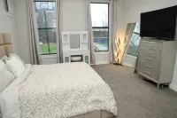 Spacious 4-bedroom Private Pool Villa Close to Downtown Dallas Hotels in 