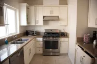 Cozy 2-bed, 2-bath condo WiFi, AC, near lake and shopping centers in Corona.