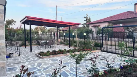 Brand new 2-bedroom apartment with AC, WiFi in beautiful Χαλκιδική Отели в г. Неа-Моуданиа