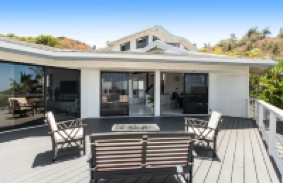 King Suite Oasis: Unwind with Jacuzzi & Bay Views (Unit B)