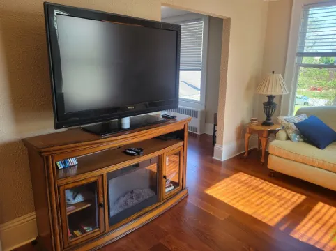 Two bedroom apartment in charming Hendersonville, walk to Main Street.