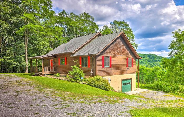Slaty Fork Escape w/ Mountain View + Hot Tub!