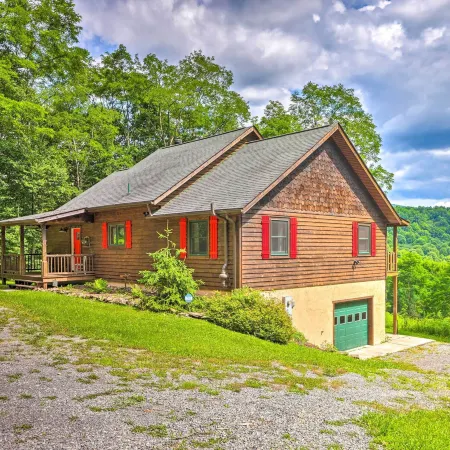 Slaty Fork Escape w/ Mountain View + Hot Tub!