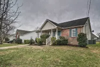 Suburban Getaway w/ Game Room, 19 Mi to Nashville! - 3 estrellas