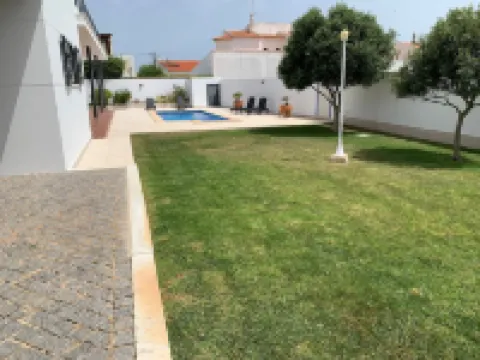 Casa com 3 Quartos e Piscina a 5 Minutos da Praia da Mareta