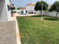 Casa com 3 Quartos e Piscina a 5 Minutos da Praia da Mareta