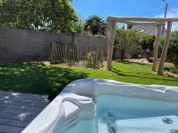 Maison des Années 30 Avec spa Hotels in Brignogan-Plage