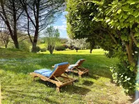 Magenta - Gîte in a 5000 M2 estate at the foot of the Colorado mountains Hotels in Rustrel