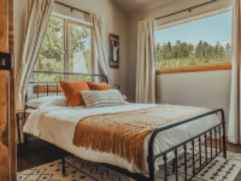 3-bedroom chalet in enchanting Bailey, Walk to town, Game Room, BBQ Hotels in Bailey