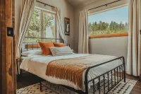 3-bedroom chalet in enchanting Bailey, Walk to town, Game Room, BBQ