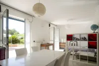 Bright and quiet apartment with private garden between 5 Terre and Portofino.