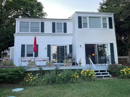 Charming 3-bedroom cottage in Westerly footsteps from the water