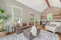 Charming cottage in historic Summerville 1 king, 1 set bunk beds, heated pool