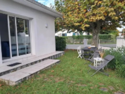 Family house, near Mauret beach with garden, sleeps 6 昂代諾萊班酒店