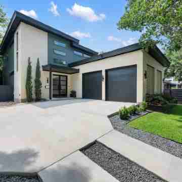 MODERN LUXURY HOME W/FABULOUS SHADED YARD! POOL! 5BR 4.5 BA HOME - SOCO & DT Hotel Exterior