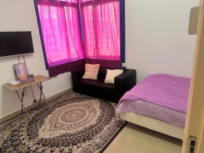 a charming and cozy purple themed room within the heart of the city . โรงแรมใน