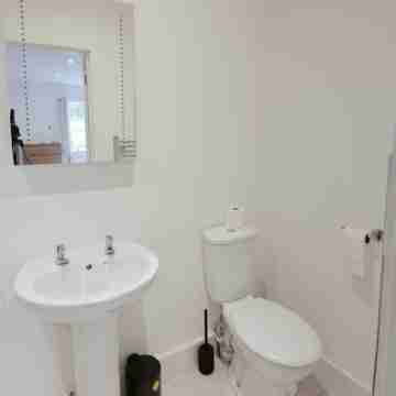 Large studio flat in Maidstone. WiFi tv and work station. 2 mins walk to town! Rooms