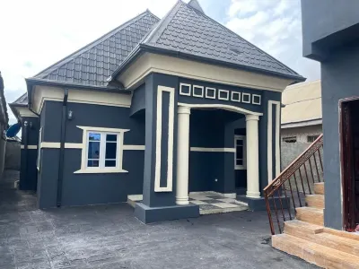 Charming 4-bedroom bungalow with AC and WiFi in peaceful Owerri. Solar ÷ Nepa فنادق في 