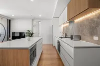 2B2B Luxury @Flagstaff Gardens with Parking Pool & Gym Hotels in West Melbourne