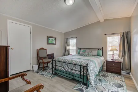 Newly Remodeled 5BR/3BA Home