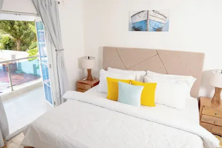 Tropical 3 BR/3 BA beach Villa w pool, WiFi, & AC in beautiful Santa Veronica! Отели в г. Хуан де Акоста