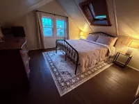 Charming 3-bedroom Lakehouse in Columbia with water views and dock