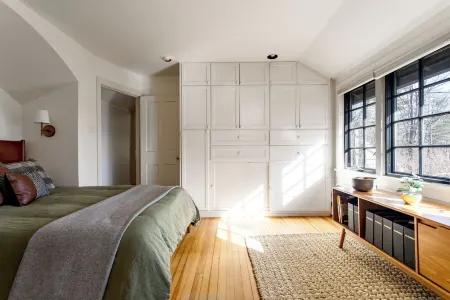 Charming 1-Bedroom Cottage in Woodstock with AC, WiFi Min Monthly Rental Отели в г. Вудсток