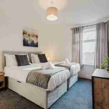 Luxurious home - Etihad & Co-op live with free parking Rooms