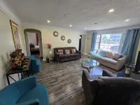 The Blue Door Retreat. Cottage style living in the city!!! Hotels in Courtice